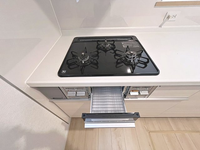 新築戸建・新築建売　桑折町東大隅第2　醸芳小・醸芳中のキッチン|3口コンロ+グリルで同時に複数お料理ができ効率よく進められます！