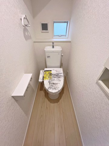新築戸建・新築建売　桑折町東大隅第2　醸芳小・醸芳中のトイレ|白を基調としており小窓で換気ができるので清潔感のある空間。ペーパーホルダーが2つあるのも便利です！