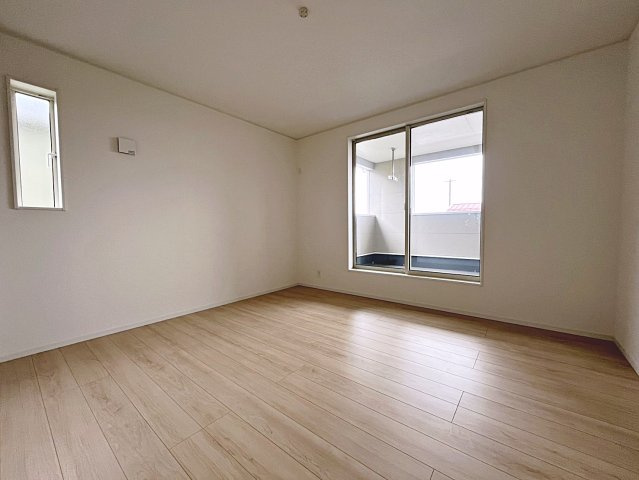 新築戸建・新築建売　桑折町東大隅第2　醸芳小・醸芳中の洋室|8帖の洋室は広々としておりご夫婦の主寝室としておすすめです！