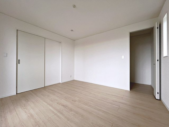 新築戸建・新築建売　桑折町東大隅第2　醸芳小・醸芳中の洋室|大容量のWIC収納付きでお荷物が多くても安心です！