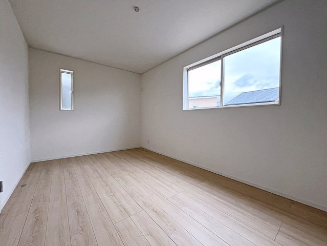 新築戸建・新築建売　桑折町東大隅第2　醸芳小・醸芳中の洋室|7.5帖の洋室は、北側の窓から一定した柔らかい光が入り、PC作業や読書などにも最適なお部屋です！
