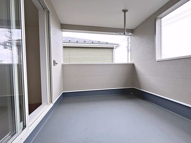新築戸建・新築建売　桑折町東大隅第2　醸芳小・醸芳中のバルコニー|天候の急な変化にも柔軟に対応できる快適なインナーバルコニー！