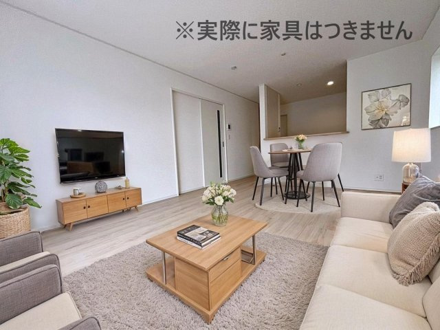 新築戸建・新築建売　桑折町東大隅第2　醸芳小・醸芳中の居間・リビング|画像はバーチャルホームステージングの加工による演出で、実際の家具は付きません。