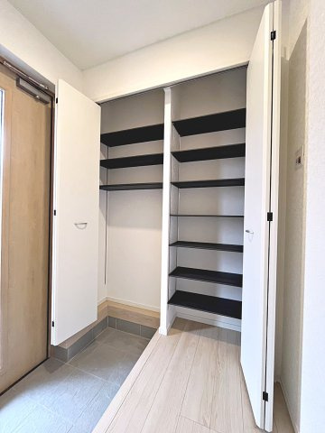 新築戸建・新築建売　桑折町東大隅第2　醸芳小・醸芳中の玄関|大容量のシューズボックスは可動式の棚で高さを自由に変更できます！