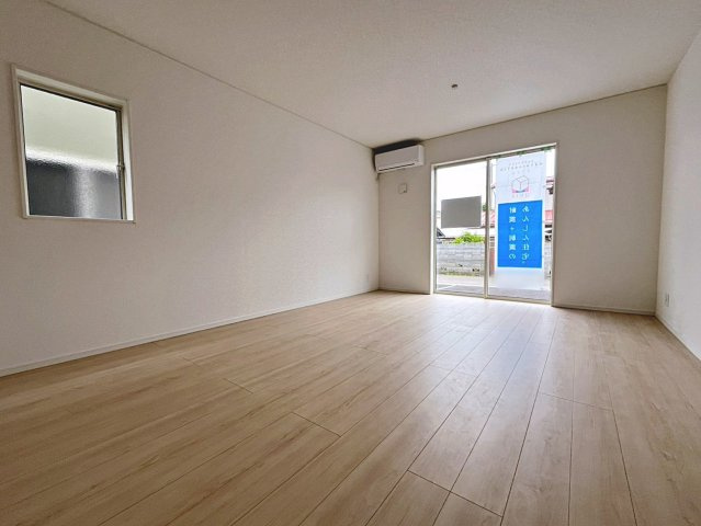 新築戸建・新築建売　桑折町東大隅第2　醸芳小・醸芳中の居間・リビング|16帖のLDKは南側の掃き出し窓から太陽の日差しが入り明るいくつろぎの空間です！