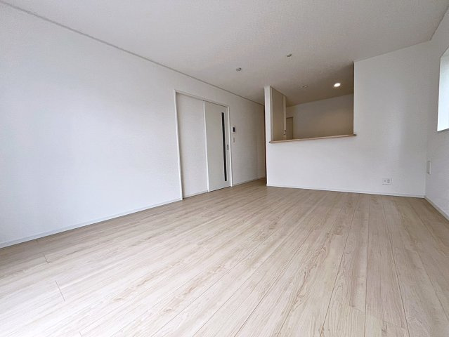 新築戸建・新築建売　桑折町東大隅第2　醸芳小・醸芳中の居間・リビング|キッチンの前にダイニングテーブルを設置すれば、お料理の配膳もスムーズです！