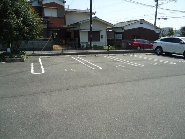 パインフィールドの駐車場