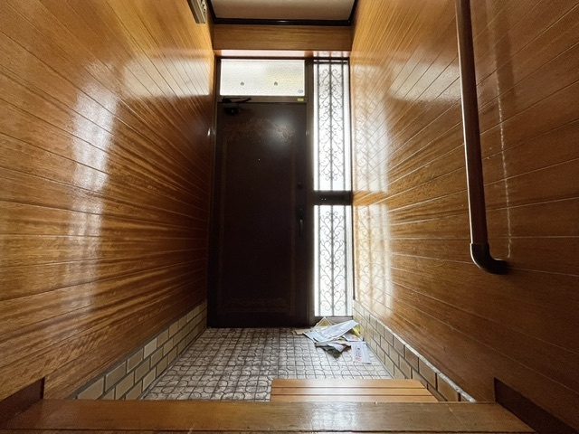 東板持町貸家の玄関