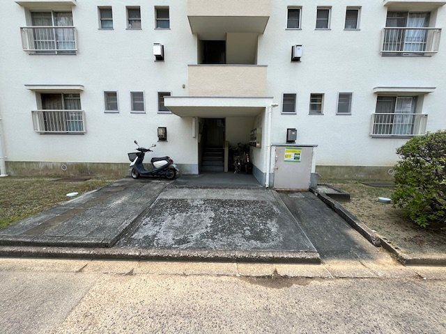 公団狭山住宅5号棟のエントランス