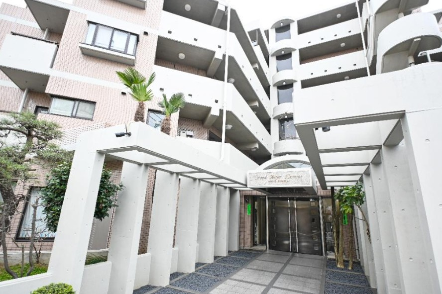 グランヴェルジェ蓮根のエントランス|「蓮根」駅徒歩１３分！新耐震基準適合マンション、グランヴェルジェ蓮根は即日現地案内可能となっておりますので、お気軽にお問い合わせください！