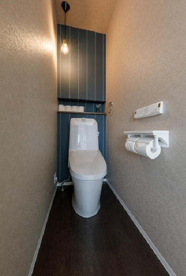 【トイレ】 | 和歌山市神前539-10（神前モデルハウス） | アクセントクロスでメリハリのある2階のトイレになります。