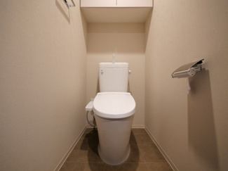 【トイレ】 | ザ・パークハビオ谷町六丁目テラス | 落ち着いた色調のトイレです