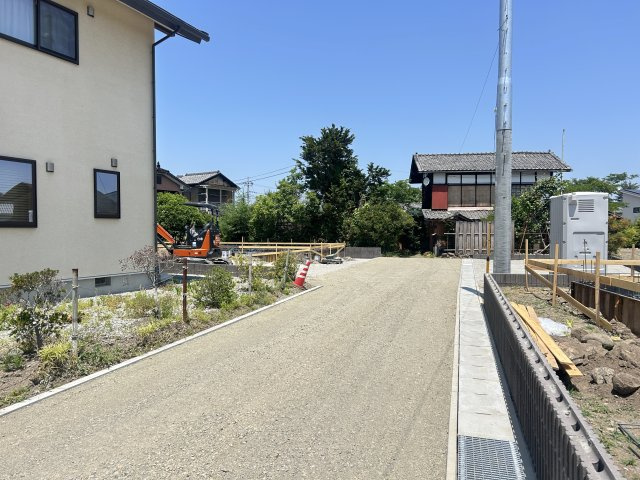 新築　富岡市中高瀬第8　Livele Garden.S　1号棟の前面道路含む現地写真|現地写真　南側接道幅員約3ｍ