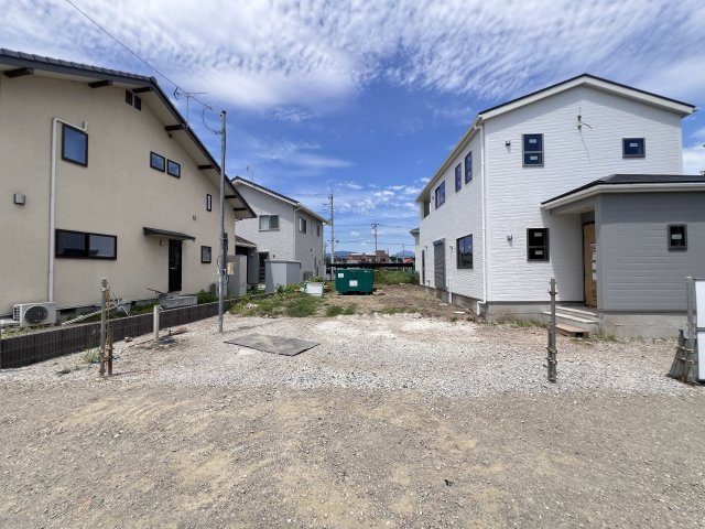 新築　富岡市中高瀬第8　Livele Garden.S　1号棟の駐車場|現地写真　駐車スペースは並列10台分可能です！
