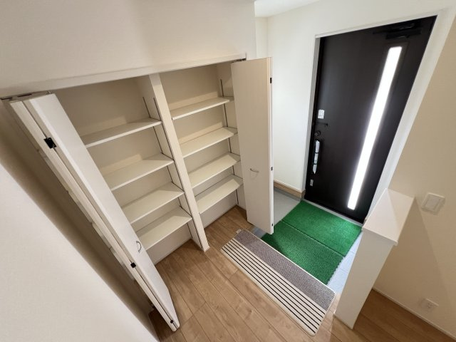 新築　富岡市中高瀬第8　Livele Garden.S　1号棟の玄関|　約３０足収納できる下駄箱は中で段の高さを調節できるのでブーツ等もきっちりしまえます！
