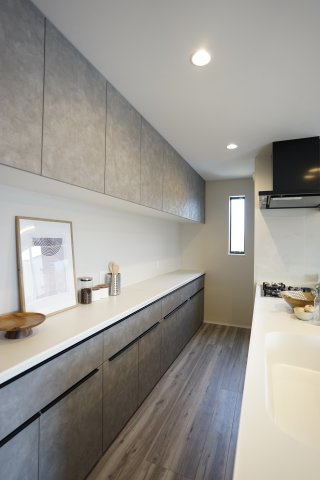 ロンジェヴィテ五月ケ丘新築一戸建て│2SLDK+並列駐輪2台可(車種制限有)のキッチン|カップボードトップにご自慢の家電を「まるで展示品」のように並べれば、実用的なキッチンでありながらさらに洗練された空間を演出できます。