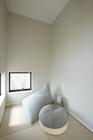 ロンジェヴィテ五月ケ丘新築一戸建て│2SLDK+並列駐輪2台可(車種制限有)の居間・リビング|2階LDKに隣接したぬっくの内観写真です。
子どもの遊び場やワークスペースなど幅広くご活用頂けます。