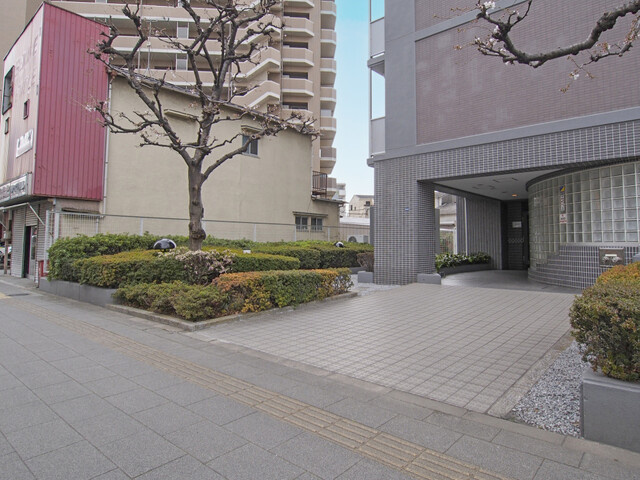 コスモお花茶屋参番館のエントランス|「お花茶屋」駅徒歩９分！オートロック付き新耐震基準マンション、コスモお花茶屋参番館は即日現地案内可能となっておりますので、お気軽にお問い合わせください！