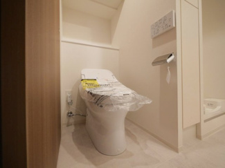 【トイレ】 | ザ・パークハビオ谷町六丁目クロス | 落ち着いた色調のトイレです