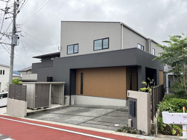 【外観】 | 糸島市篠原東１丁目　戸建て | 駐車並列2台可◎専用庭・２階バルコニーあり◎