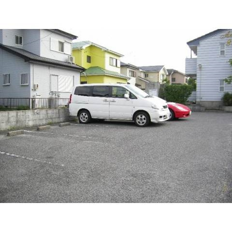 グランデュール柱の駐車場
