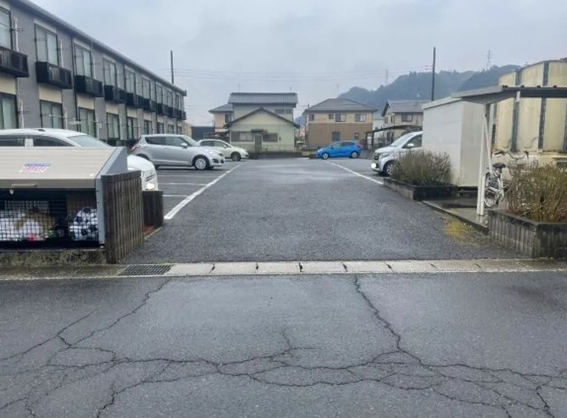 レオパレスレリーフ一宮の駐車場