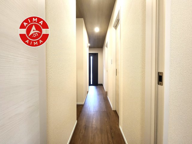 N・福岡市南区大平寺1丁目第2-1棟（1号棟）の内装|＜手すり付階段＞手すりがないと階段の昇り降りで危険なことはもちろん、壁に手をつきながら歩くことで壁紙が汚れやすくなります。すべての方に快適に昇り降りしていただくため、手すりを設置しました。