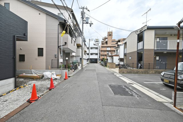 リーブルガーデン杭瀬北新町１丁目新築戸建│3LDK+駐車2台可の前面道路含む現地写真|南側前面道路　幅員約6ｍ