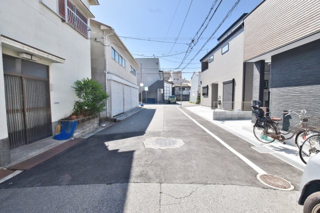 リーブルガーデン杭瀬北新町１丁目新築戸建│3LDK+駐車2台可の前面道路含む現地写真|南側前面道路　幅員約6ｍ