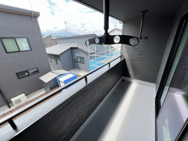 新築　富岡市下高瀬　GRAFARE　1号棟のバルコニー|　インナーバルコニーで少しの雨なら濡れずにすみます。天気が怪しいけど…という悩みも解消ですね!									


