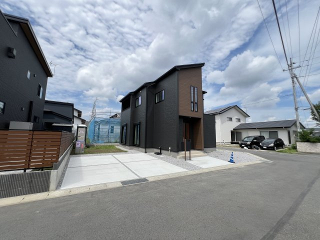 新築　富岡市下高瀬　GRAFARE　1号棟の前面道路含む現地写真|現地写真　北側接道幅員約5ｍ　東側接道幅員約6ｍ