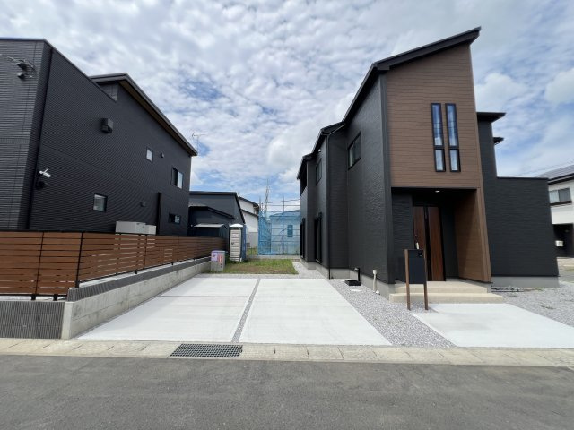 新築　富岡市下高瀬　GRAFARE　1号棟の駐車場|現地写真　駐車スペースは並列2台+1台分可能です！
