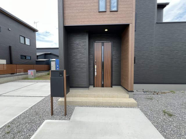 新築　富岡市下高瀬　GRAFARE　1号棟の玄関|　ポストと一体型のTVモニターホンでセキュリティ安心！

