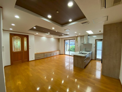 【居間・リビング】 | 【プレイワーク引野町2丁】平成18年建築・5SLDK・東南角地・土地128坪 | ゆったりとした居間です