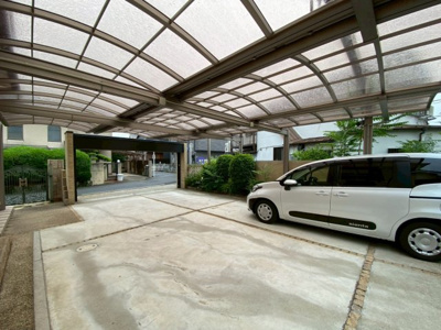 【駐車場】 | 【プレイワーク引野町2丁】平成18年建築・5SLDK・東南角地・土地128坪 | カースペースがあります