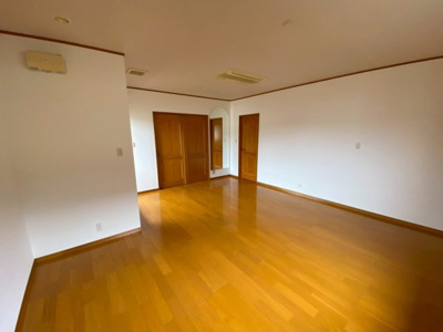 【洋室】 | 【プレイワーク引野町2丁】平成18年建築・5SLDK・東南角地・土地128坪 | ゆったりした洋室です