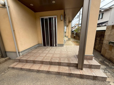 【玄関】 | 【プレイワーク引野町2丁】平成18年建築・5SLDK・東南角地・土地128坪 | シンプルで使いやすい玄関です