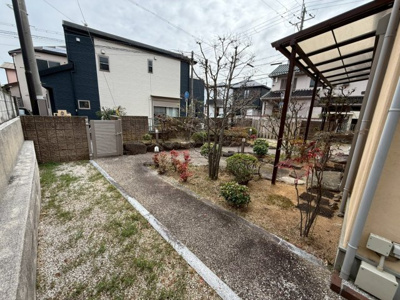 【庭】 | 【プレイワーク引野町2丁】平成18年建築・5SLDK・東南角地・土地128坪 | お庭で自由な時間を過ごせます