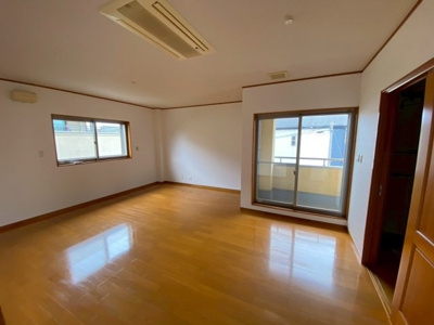 【洋室】 | 【プレイワーク引野町2丁】平成18年建築・5SLDK・東南角地・土地128坪 | 明るい洋室です