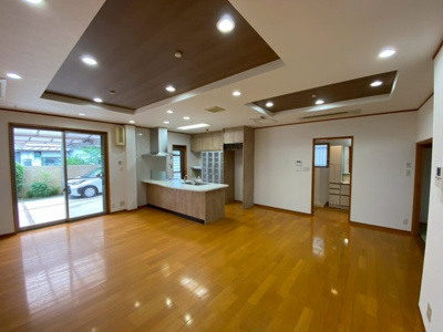 【居間・リビング】 | 【プレイワーク引野町2丁】平成18年建築・5SLDK・東南角地・土地128坪 | ゆったりとしたリビングです