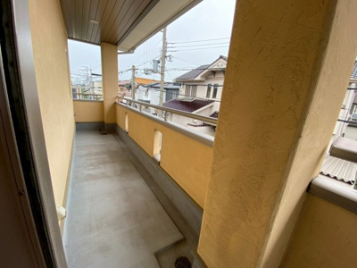 【バルコニー】 | 【プレイワーク引野町2丁】平成18年建築・5SLDK・東南角地・土地128坪 | 開放的で明るい空間を演出してくれるバルコニーです