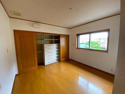 【洋室】 | 【プレイワーク引野町2丁】平成18年建築・5SLDK・東南角地・土地128坪 | きれいな洋室です