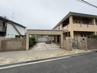 【駐車場】 | 【プレイワーク引野町2丁】平成18年建築・5SLDK・東南角地・土地128坪 | 駐車場です