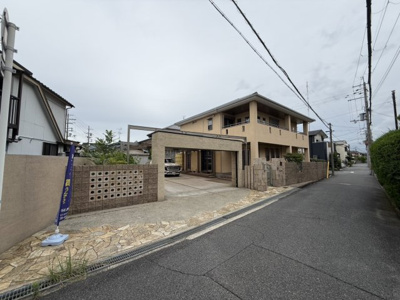 【前面道路含む現地写真】 | 【プレイワーク引野町2丁】平成18年建築・5SLDK・東南角地・土地128坪 | 前面道路含む現地写真です