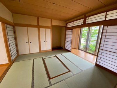 【和室】 | 【プレイワーク引野町2丁】平成18年建築・5SLDK・東南角地・土地128坪 | ゆったりとくつろげる和室です