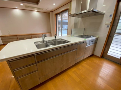 【キッチン】 | 【プレイワーク引野町2丁】平成18年建築・5SLDK・東南角地・土地128坪 | コンパクトなキッチンで掃除もラクラク