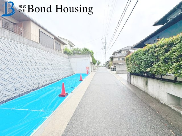 駐車スペース3台ある平屋住宅　多聞台1丁目　新築限定1棟の前面道路含む現地写真