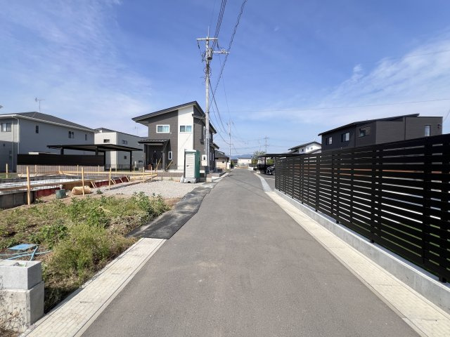 新築　富岡市下高瀬　GRAFARE　2号棟の前面道路含む現地写真|現地写真　北側接道幅員約4ｍ　
