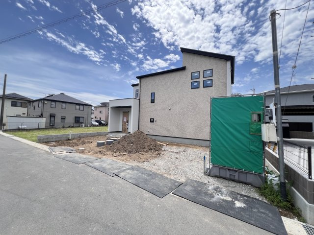 新築　富岡市下高瀬　GRAFARE　2号棟の前面道路含む現地写真|現地写真　北側接道幅員約4ｍ　
