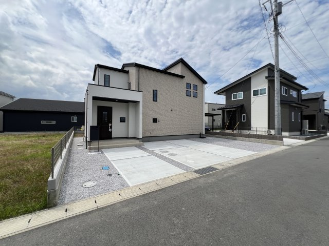 新築　富岡市下高瀬　GRAFARE　2号棟の前面道路含む現地写真|現地写真　北側接道幅員約4ｍ　
